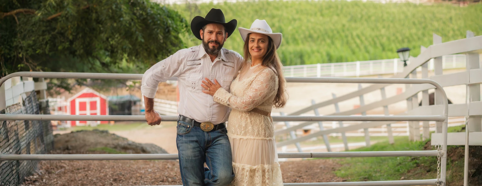 Casal country na paisagem da fazenda